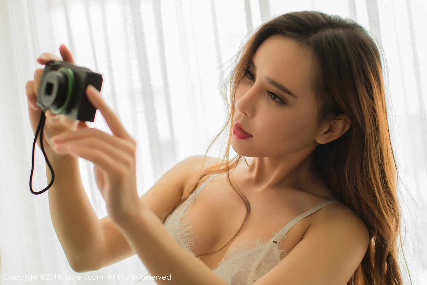 图片[5]-[XiuRen秀人网]VOL.1047 嫩模艾小青居家半脱内衣露豪乳+皮鞭SM制服喷血诱惑写真46P-秀人网官方网站